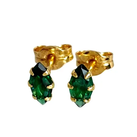 Örhängen, 18K guld, gröna Cubic Zirconia, Guldfynd (GHA) 20127876, örhängenas storlek 3,3 x 6 mm, originalploppar, fint skick, stenar utan anmärkning, ordinarie nypris hos Guldfynd 1398 kr Vikt: 0,4 g