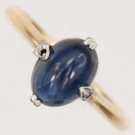 Ring med cabochonslipad safir, troligen syntetisk, samt rosensten, tvåfärgad, stl: 16¾, bredd: 2 - 10 mm, saknar stämplar, sten saknas, 18K guld. Vikt: 2,9 g
