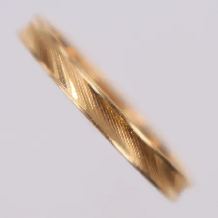 Ring, stl 21¾, bredd 3mm, mönsterdekor, 18K  Vikt: 2,7 g