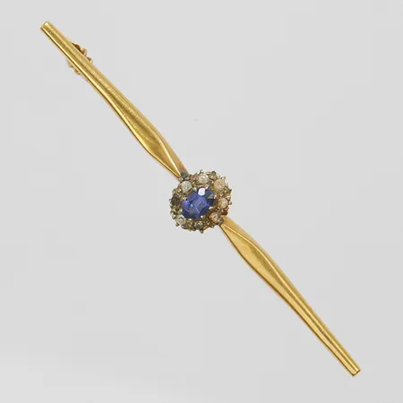 Brosch, stenar, längd ca 62mm, bredd 2-9mm, skev, 18K Vikt: 2,5 g