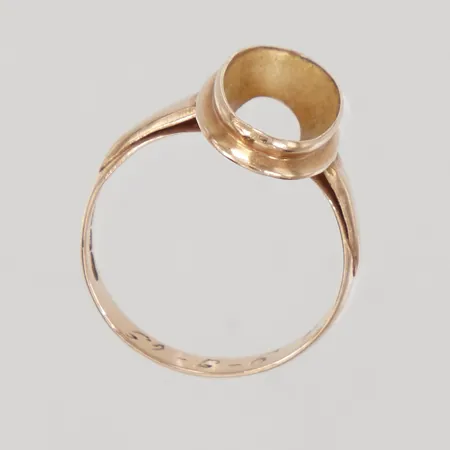 Ring, stl 17, bredd 2,8-18mm, defekt, sten saknas, gravyr, 14K,  Vikt: 2,3 g