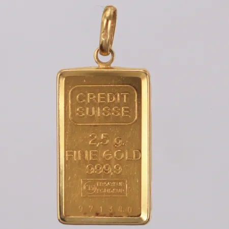 Hänge guldtacka, Credit Suisse, nr 971340, längd 32mm, bredd 13,5mm, 24K, ram i 18K Vikt: 3,1 g