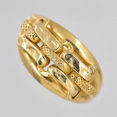 Ring, stl 17¾, bredd ovandel 11,2mm, ihålig, bucklig, 14K Vikt: 1,5 g