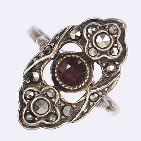 Ring med röd sten och markasiter, stl ca 17, bredd 1-21mm, något missformad skena, oxiderad, silver 830/1000 Vikt: 3,2 g