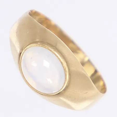 Ring med vit translucent sten, stl 17¼, bredd 3-9mm, bucklig skena, gravyr, 18K Bruttovikt: 1,7g Vikt: 1,7 g
