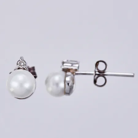 Ett par örhängen med odlade pärlor Ø ca 6,8-7mm och diamanter ca 2 x 0,02ct, vitguld, 18K  Vikt: 3,1 g
