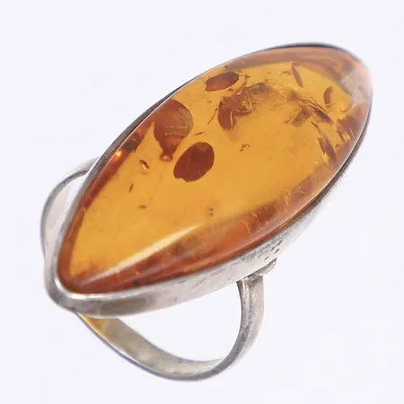 Ring med bärnsten, stl ca 20, bredd 3-45mm, stämplad på utsidan av skenan, missformad skena, silver 925/1000 Vikt: 10,7 g