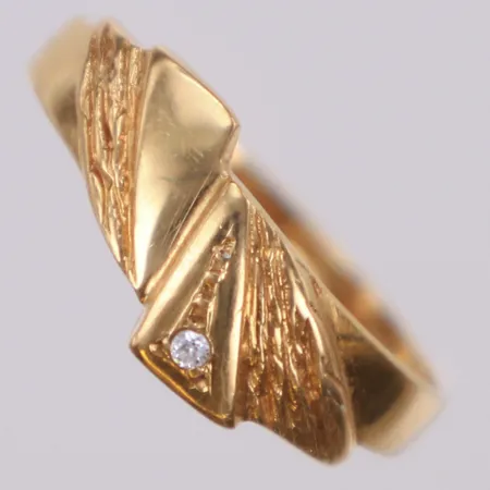 Ring med vit sten, nagg, stl 18½, 18K Vikt: 2,5 g