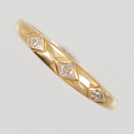 Ring, stl 17¼, bredd 1,3-3,2mm, åttkantslipad diamant 1x ca 0,005, 18K,  Vikt: 0,8 g
