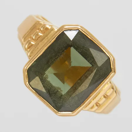 Ring med en grön syntetisk spinell, Ø19, bredd: 5,6-14,5mm, personlig gravyr, skev skena, fattning 21K, skena 23K, bruttovikt 11,2g.