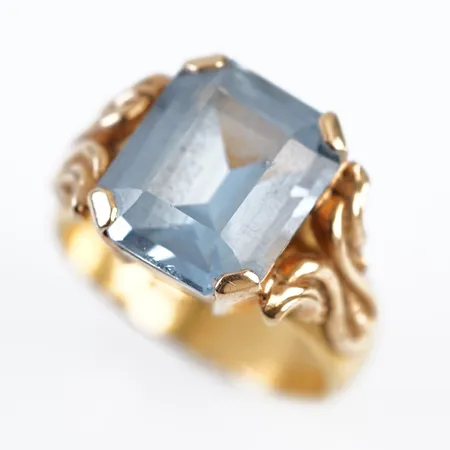 Ring m blå sten, stl 17½(54), bredd 12mm, 23k Vikt: 9,8 g