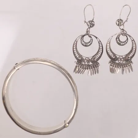 Diverse silver, något buckligt, något skeva, silver  Vikt: 31,9 g