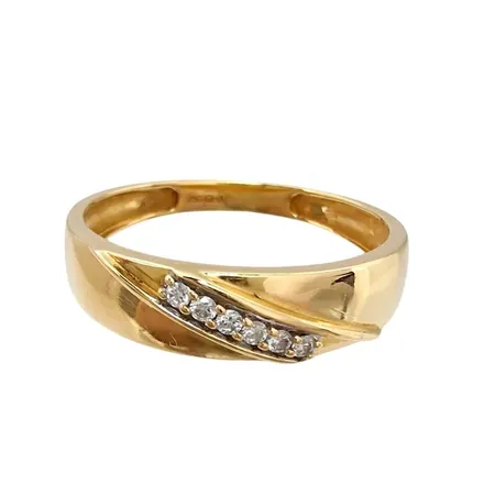 Diamantring, 18K guld, 6 Diamanter - totalt 0,06ct, Guldfynd (GHA) 20027369, Ø18½ mm, bredd 2,3 - 5 mm, fint skick, ordinarie nypris hos Guldfynd 10 998 kr Vikt: 3 g