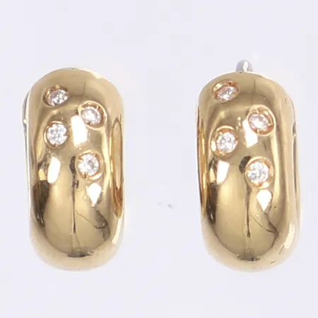 Ett par örhängen, creoler, med diamanter 8x ca 0,01ct, Ø13mm, bredd 5,5mm, ena stiftet utbytt ej guld, 18K Bruttovikt: 5,3g Vikt: 5,3 g