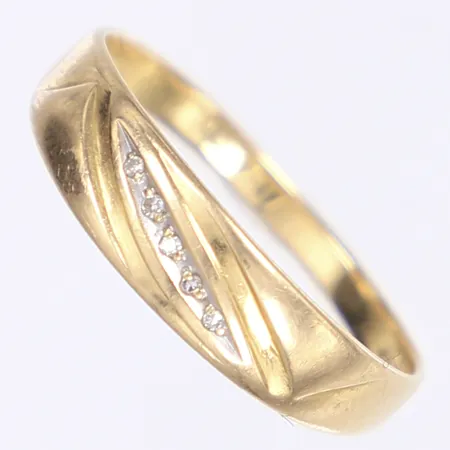 Ring med diamanter 5x ca 0,005ct, stl 21, bredd 2-5mm, gravyr, 18K Vikt: 3,5 g