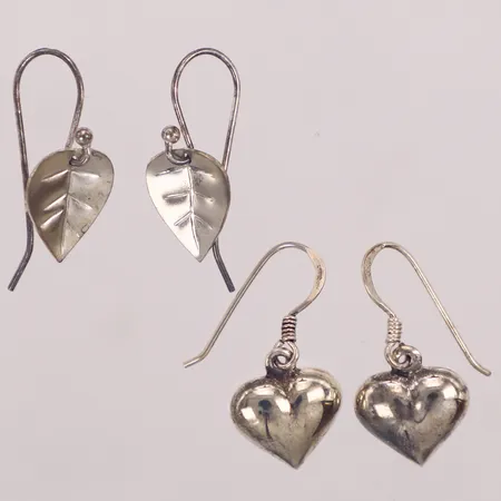 Ett par örhängen, hjärtan, längd 22mm, Ett par örhängen, löv, längd 23mm,  925/1000 silver Vikt: 3,3 g