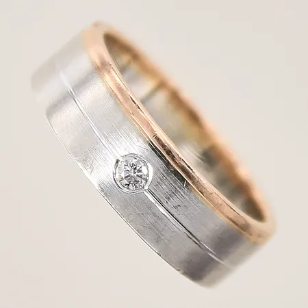 Ring med en diamant ca 0,04ct, stl 17½, bredd 6mm, tvåfärgad, 14K  Vikt: 6 g
