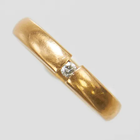 Ring med 1 diamant 0,05ct enligt gravyr, Ø17¼, bredd: 3,9mm, personlig gravyr, Schalins, repor, 18K Vikt: 7 g