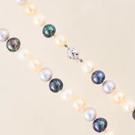 Pärlcollier med odlade sötvattenpärlor, längd 44,5cm, bredd 11mm, lås i vitguld, bruksslitage, lås med smärre bucklor, 14K, bruttovikt: 71,3g