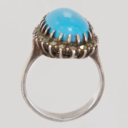 Ring med blå sten samt markasiter, stl 18¼, bredd 3,4-21,4mm, en markasit saknas,925/1000 silver  Vikt: 6 g