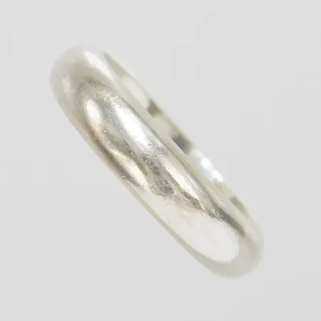 Ring, stl 19¼, bredd 5,5mm, 925/1000 silver Vikt: 7 g