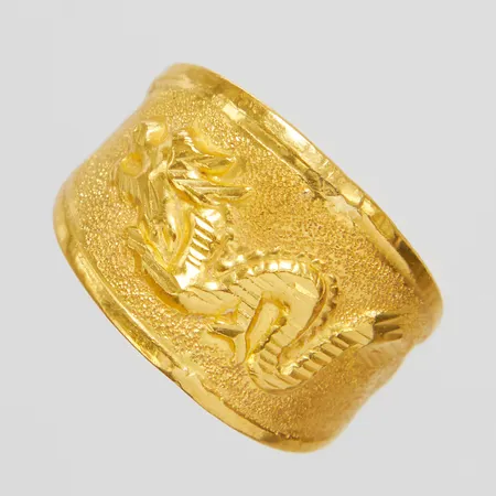 Ring med drakmotiv, Ø17½, bredd: 3-14,3mm, Thaiguld, 1 Slung, 23K  Vikt: 3,8 g