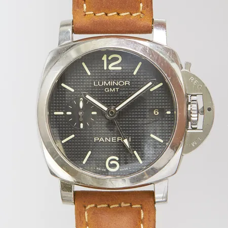 Herrur Panerai Luminor 1950 GMT, stål, automatisk, 42mm, ref: PAM00535, snr: OP6950-BB1730251-R0320/1000, Cal. P.9001, verknr: 031073, safirglas, datum, glasbaksida, gångreservsindikator, läderband samt bygelspänne ej original, certifikat daterat 23/9-2015, Nymans ur, manual, box, ytterkartong