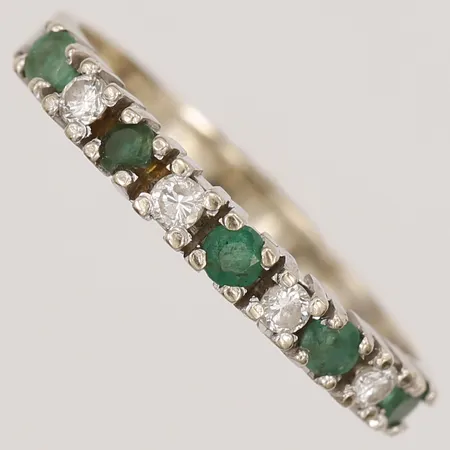 Ring med smaragder och diamanter 4x0,02ct, små nagg på diamanterna, stl 16½, vitguld, 18K Vikt: 1,7 g