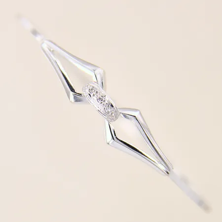 Armring med diamanter 3 x ca 0,01ct, Ø56mm, bredd 1,5-9mm, öppningsbar, vitguld, svensk importstämpel, 18K  Vikt: 5,8 g