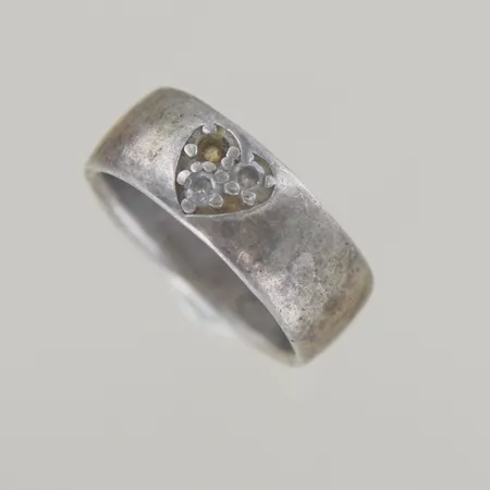 Ring, Ø 18 mm, bredd 8 mm, sten saknas, silver 925/1000 Vikt: 7,5 g