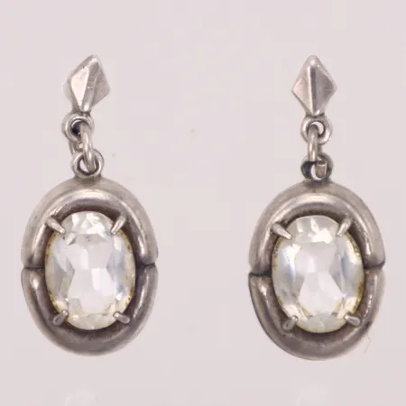 Ett par örhängen med vita stenar, längd 20mm, 830/1000 silver Vikt: 2,5 g