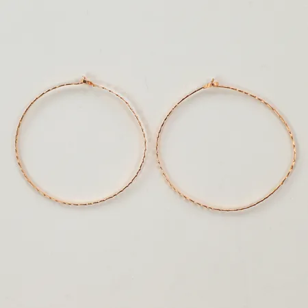 Ett par örhängen, Ø 30-35mm ojämna, bredd 1mm (blir lätt ojämna) 18K Vikt: 1,2 g