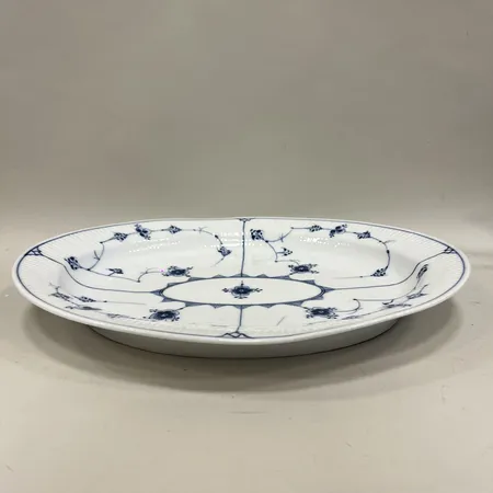 Uppläggningsfat, musselmalet, Royal Copenhagen, nummer 1/100 2, ca 33x41cm, höjd 6cm, porslin, bruksslitage  Skickas med postpaket.