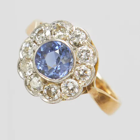 Karmoséring med en syntetisk safir samt 10 gammalslipade/äldre slipade diamanter 1,60ctv enligt gravyr, Ø18¾, 3,4-13,9mm, fattning i guld samt sannolikt platina, svenska stämplar, 18K Vikt: 5,2 g