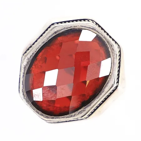 Ring med röd sten, stl 19¾, bredd 5-23mm, slitage, silver 925/1000 Vikt: 13,7 g