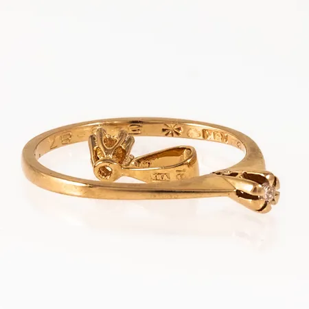 Diverse defekt guld i 18K. Vikt: 1,7g. 
