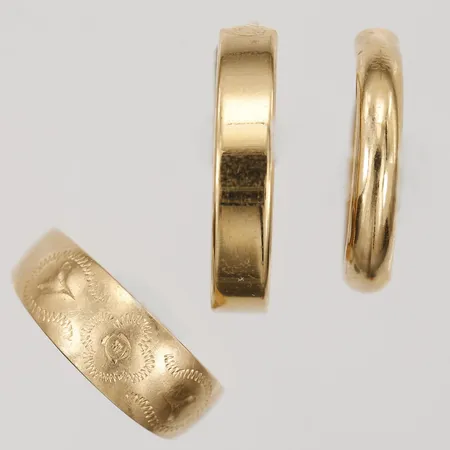 Ring samt två udda örhängen, Ø15-18mm, buckliga, 18K.  Vikt: 2,3 g