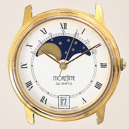 Herrur Moretime, stål/guld, quartz, boett-nr: 4156, Ø32mm, datum, månfas, glas samt boett med repor, fungerar ej, batteribyte krävs. Vikt: 0 g