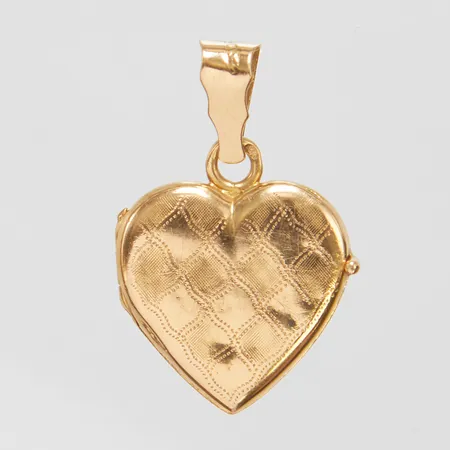 Medaljong, hjärtformad med mönstergravyr, 29,5x19,4mm, defekt, skadad, bucklor, 18K Vikt: 4,6 g