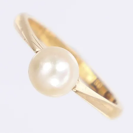 Ring med odlad pärla troligen saltvatten, stl 16¾, bredd 2-6mm, spår av bortslipad gravyr på insidan av skenan, svenska stämplar tillv. 1930, 20K Bruttovikt: 3,1g Vikt: 3,1 g