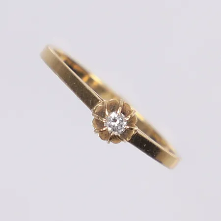 Ring med diamant 1x0,06ct enl. gravyr, stl 18, bredd 1,5-5mm, 18K Vikt: 1,8 g