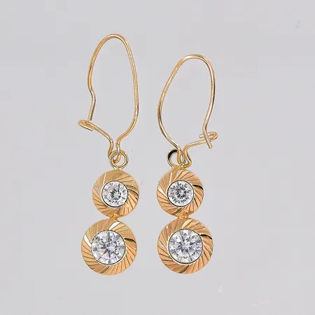 Ett par örhängen, längd ca 28mm, vita stenar, 18K Vikt: 1,1 g