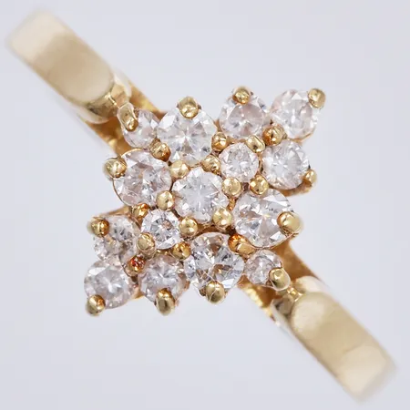 Ring med diamanter ca 15x0,01-0,03ct, stl: 18¼, bredd: ca 2-13mm, 18K Vikt: 3,9 g