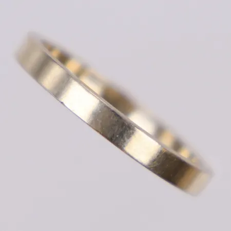 Ring, stl 16¾, bredd 2,3mm, vitguld, repor, 18K  Vikt: 2,4 g