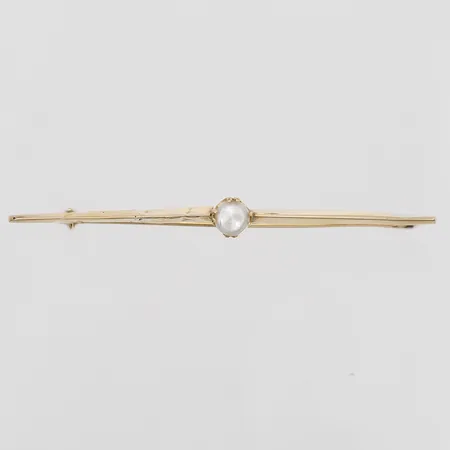 Brosch med odlad halvpärla, längd: 70 mm, bredd: 1 - 7 mm, 18K guld. Vikt: 2,8 g