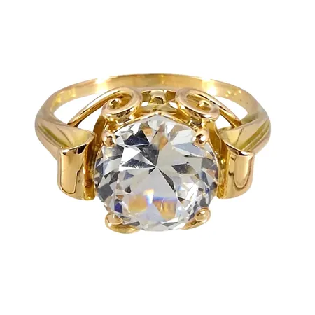 Ring, 18K guld, vit syntetisk Spinell Ø 9 mm, Guldsmed Wilhelm Harbeck, Stockholm, svensk kontrollstämpel, Ø17¼ mm, bredd 1,5 - 11 mm, fint skick, sten utan anmärkning Vikt: 3,7 g