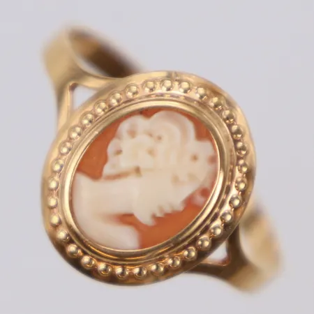 Ring med camé stl 18, bredd 13,1mm, 18K Vikt: 1,6 g