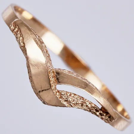 Ring, stl: ca 17¾, bredd: ca 1,5-5mm, 18K  Vikt: 0,8 g