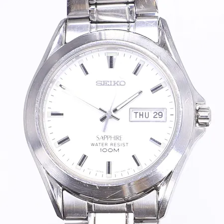 Herrur Seiko Sapphire 100M, stål, quartz, 37mm, refnr V743-8B50, serienr 774534, dag, datum, stållänk ca 16cm, repig länk och boett, inga tillbehör Vikt: 0 g
