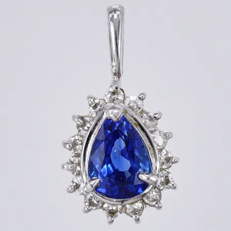Hänge med safir ca 0,84ct enl gravyr och diamanter 15x ca 0,01ct, längd: ca 1,5cm, bredd: ca 1-9mm, Platina 900/1000 